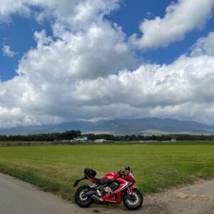 野辺山駅近くから八ヶ岳を眺めるwith CBR650R