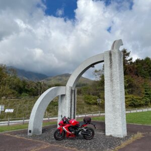 まきば公園のモニュメントにてCBR650R