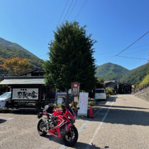 奈良井駅先の奈良井宿入口にてwith CBR650R