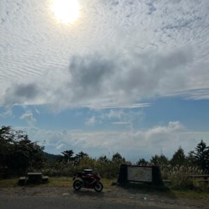 八ヶ岳高原ラインの高台にある富士見平展望台にてwith CBR650R