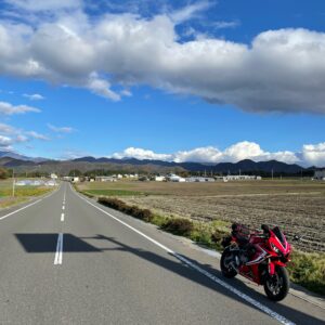 利根沼田望郷ラインの伸びやかに続くロード風景にてwith CBR650R