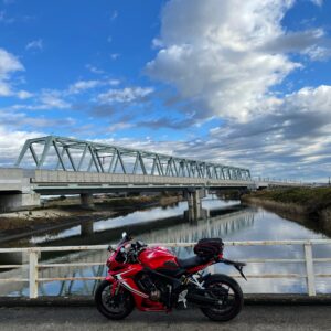 ２つの印旛沼をつなぐ水路に架かる鉄橋と CBR650R