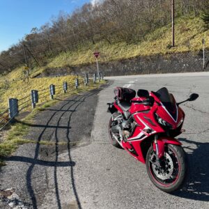 快晴の霧降高原道路の六方沢展望台にてwith CBR650R