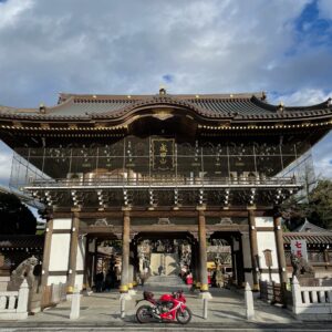 成田山新勝寺総門の前にてwith CBR650R