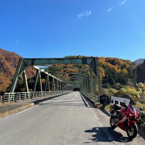 日光の北を走るr23の鉄橋風景with CBR650R