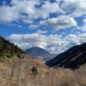 金精峠から日光方面の男体山を眺める