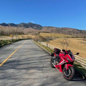 霧降高原道路の秋の高原風景とCBR650R