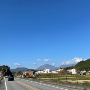 青空の下、日光のシンボル男体山を眺める