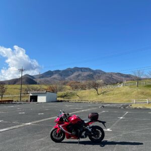 空き空きの大笹牧場第二駐車場にてwith CBR650R
