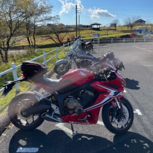 霧降高原道路の大笹牧場の駐輪場にてwith CBR650R