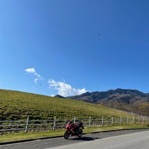 霧降高原道路の秋の牧場風景とCBR650R