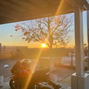 圏央道・厚木PAにて昇る朝日とCBR650R