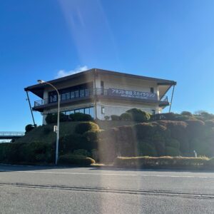 冬の青空の下のアネストの岩田スカイラウンジにて