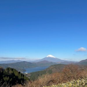 アネスト岩田スカイラウンジの駐車場から眺めた芦ノ湖越しの綺麗な富士山