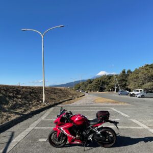 千本浜公園の駐車場で眺めたちょこんと富士山with CBR650R