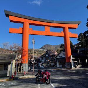 ご立派な箱根神社二の鳥居とCBR650R