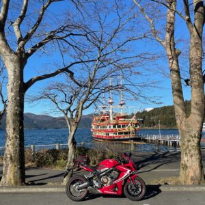 芦ノ湖の紅い遊覧船とCBR650R