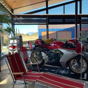 クラシックなバイクたちが並ぶバイカーズパラダイス南箱根の館内風景②