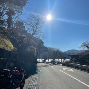 芦ノ湖の東側沿いの神社通りにて