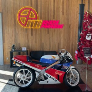 クラシックなバイクたちが並ぶバイカーズパラダイス南箱根の館内風景「VFR750R」