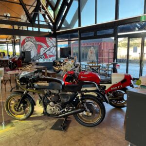 クラシックなバイクたちが並ぶバイカーズパラダイス南箱根の館内風景