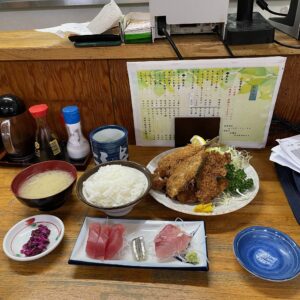 沼津魚市場のにし与さんで注文したサービスランチ・魚河岸定食
