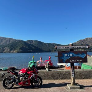 箱根湖尻ターミナルで出会った三匹の白鳥とCBR650R