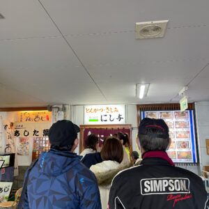 沼津魚市場のにし与さんの店先にて
