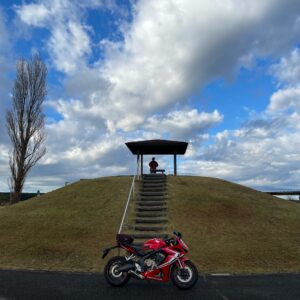 印旛沼沿いにある双子公園の丘にてwith CBR650R