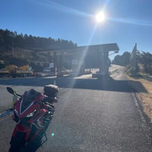 芦ノ湖スカイライン料金所で朝日をバックにするCBR650R