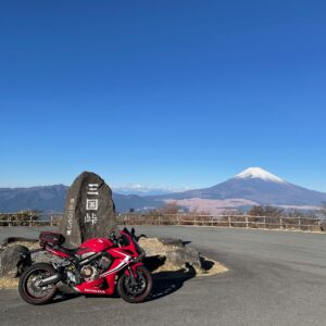 三国峠で富士山とコラボするCBR650R②