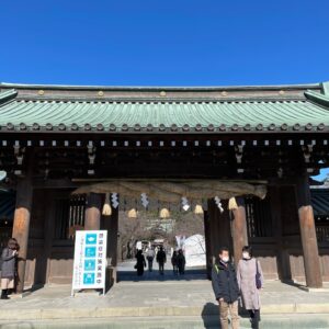 三嶋大社の境内風景「年季の入った総門」