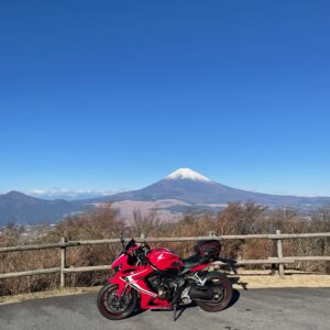 三国峠で富士山とコラボするCBR650R