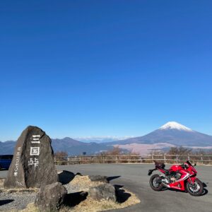 三国峠で富士山とコラボするCBR650R③