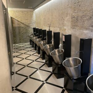 並ぶバイカーズパラダイス南箱根の館内風景「洒落乙なトイレ」