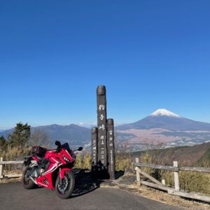 杓子峠で富士山とコラボするCBR650R