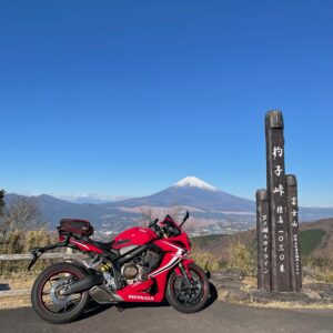 杓子峠で富士山とコラボするCBR650R②