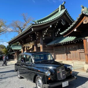 三嶋大社の境内風景「総門横に駐車中のレトロカー」