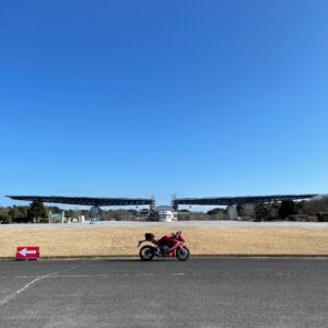 ひたち海浜公園翼のゲートにてwith CBR650R