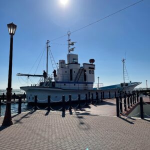 「道の駅ちくら」駅内の船にて