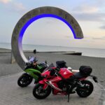 茅ヶ崎サザンビーチモニュメント「茅ヶ崎サザンC」にてNinja650とCBR650Rブルーライト編