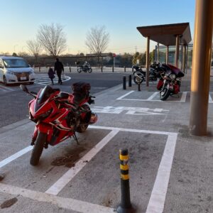 常磐道・守谷SAの駐輪場にてwith CBR650R②