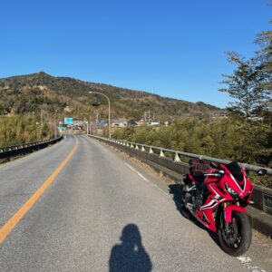 鹿野山をバックにしたCBR650R
