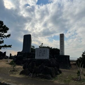 森戸神社奥の石碑にて
