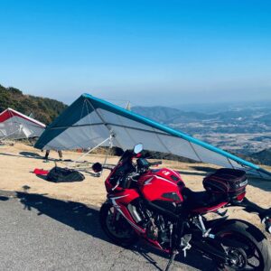 ハンググライダー離陸場のハンググライダーたちwith CBR650R