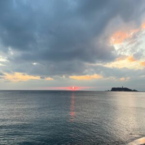 鎌倉七里ヶ浜から眺める夕陽