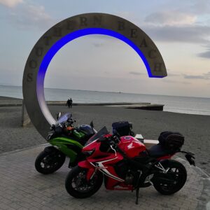 茅ヶ崎サザンビーチモニュメント「茅ヶ崎サザンC」にてNinja650とCBR650Rブルーライト編