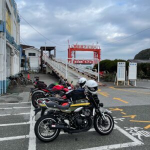 金谷港で見かけたフェリー搭乗するバイク2台と記念ショット