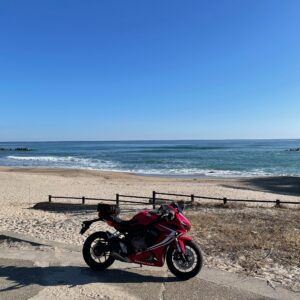 鵜の岬のステージから砂浜をバックにするCBR650R