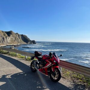 海際を走る「伊南房州通往還」にてwith CBR650R